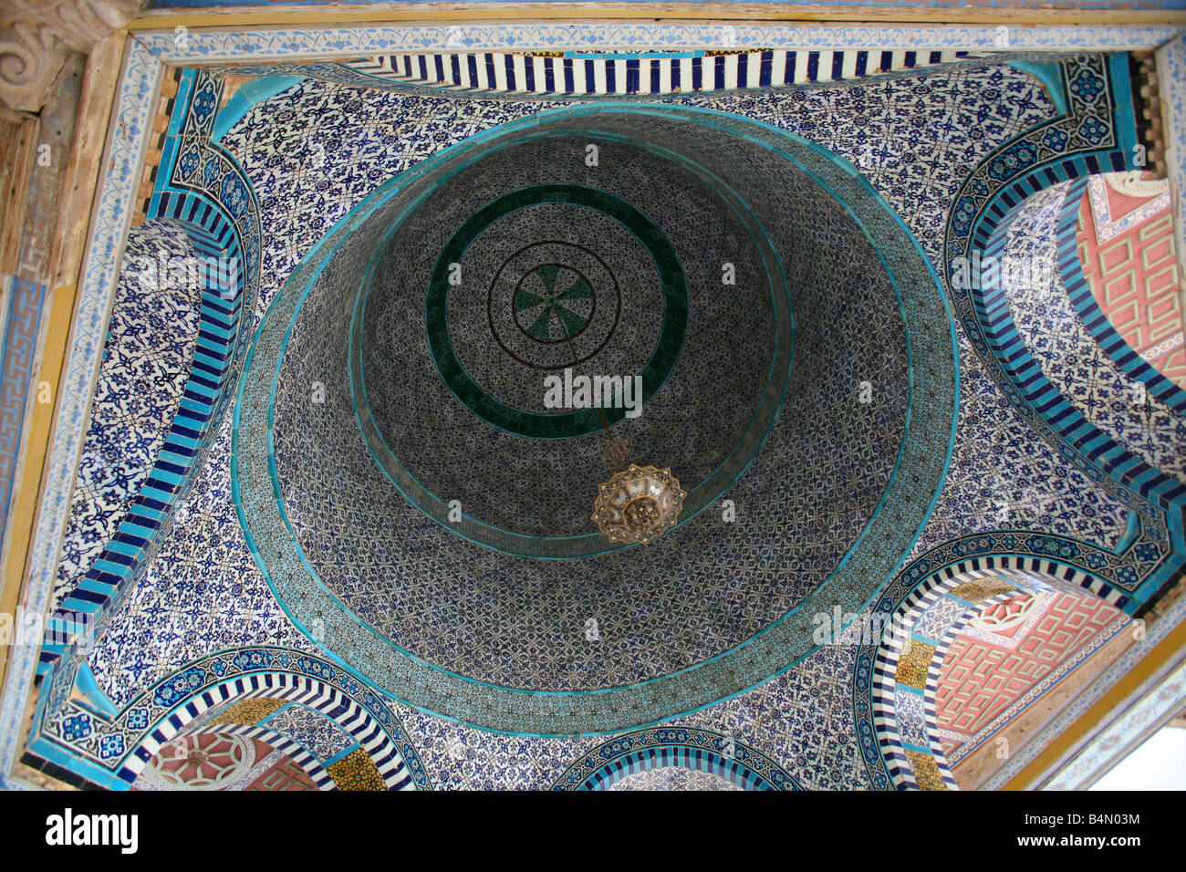 La coupole de l'intérieur de la mosaïque de la Coupole du Rocher sur le mont du Temple dans la vieille ville de Jérusalem Banque D'Images