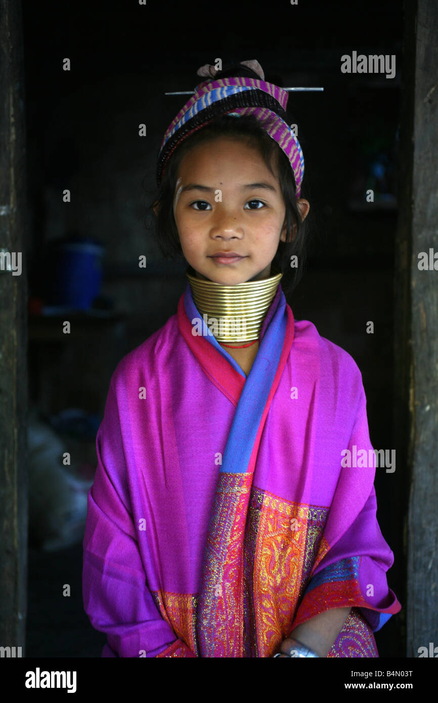 Portrait d'une jeune Top Longneck fille dans des vêtements traditionnels colorés Environ 300 réfugiés birmans en Thaïlande sont membres de communautés indigènes Longnecks groupe connu sous le nom de la plus grande des trois villages où l'Longnecks live est appelé Nai Soi situé près de la ville de Mae Hong Son Longnecks porter des bagues métalliques sur le cou qui poussent la clavicule et étendre le cou Ils sont une attraction touristique touristes visitent Nai Soi pour prendre des photos de l'Longnecks et acheter leur artisanat Les villages sont critiqués par les organisations des droits de l'homme comme les zoos Banque D'Images