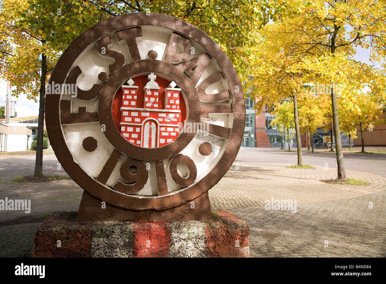 Le club du FC St Pauli crest en dehors de leur stade dans la St Pauli de Hambourg, Allemagne. Banque D'Images