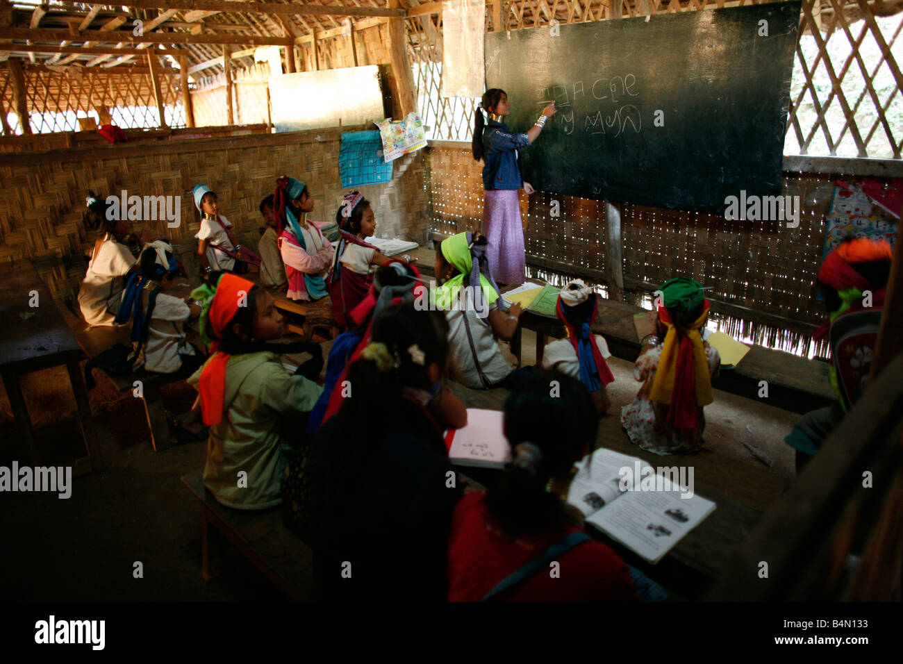 Environ 300 réfugiés birmans en Thaïlande sont membres de communautés indigènes Longnecks groupe connu sous le nom de la plus grande des trois villages où l'Longnecks live est appelé Nai Soi situé près de la ville de Mae Hong Son Longnecks porter des bagues métalliques sur le cou qui poussent la clavicule et étendre le cou Ils sont une attraction touristique touristes visitent Nai Soi pour prendre des photos de l'Longnecks et acheter leur artisanat Les villages sont critiqués par les organisations des droits de l'homme comme les zoos Banque D'Images