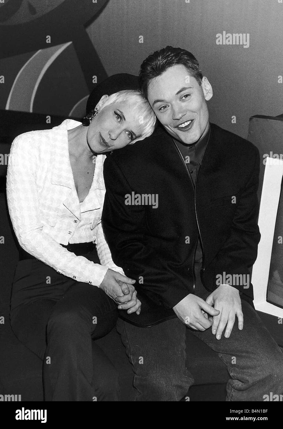 Terry Christian présentatrice tv avec Paula Yates après être apparu sur le mot Banque D'Images