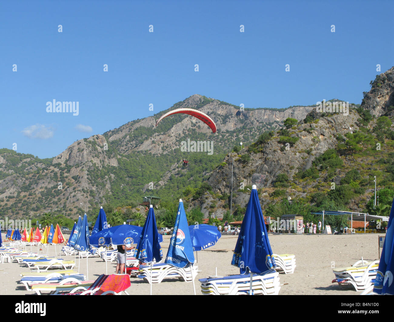 Entrée en parapente sur terre, plage Olu Deniz, Turquie Banque D'Images