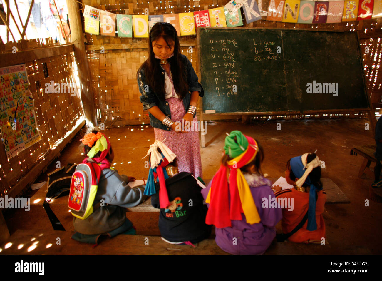 Baidjan un enseignant et quelques élèves dans leur école d'environ 300 réfugiés birmans en Thaïlande sont membres de communautés indigènes Longnecks groupe connu sous le nom de la plus grande des trois villages où l'Longnecks live est appelé Nai Soi situé près de la ville de Mae Hong Son Longnecks porter des bagues métalliques sur le cou qui poussent la clavicule et étendre le cou Ils sont une attraction touristique touristes visitent Nai Soi pour prendre des photos de l'Longnecks et acheter leur artisanat Les villages sont critiqués par les organisations des droits de l'homme comme les zoos Banque D'Images