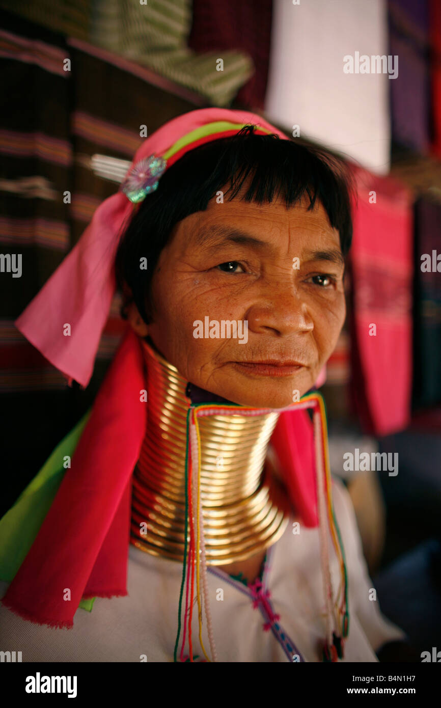 Portrait d'une femme Top Longneck âgés d'environ 300 réfugiés birmans en Thaïlande sont membres de communautés indigènes Longnecks groupe connu sous le nom de la plus grande des trois villages où l'Longnecks live est appelé Nai Soi situé près de la ville de Mae Hong Son Longnecks porter des bagues métalliques sur le cou qui poussent la clavicule fait et étendre le cou Ils sont une attraction touristique touristes visitent Nai Soi pour prendre des photos de l'Longnecks et acheter leur artisanat Les villages sont critiqués par les organisations des droits de l'homme comme les zoos Banque D'Images