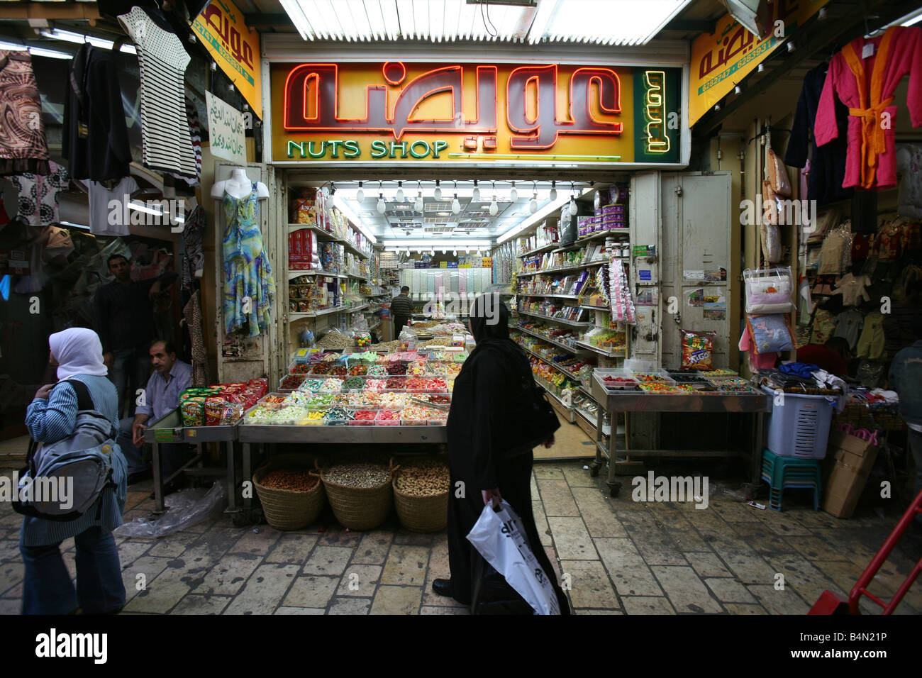 Une boutique qui vend des noix dans un marché dans la vieille ville de Jérusalem Banque D'Images