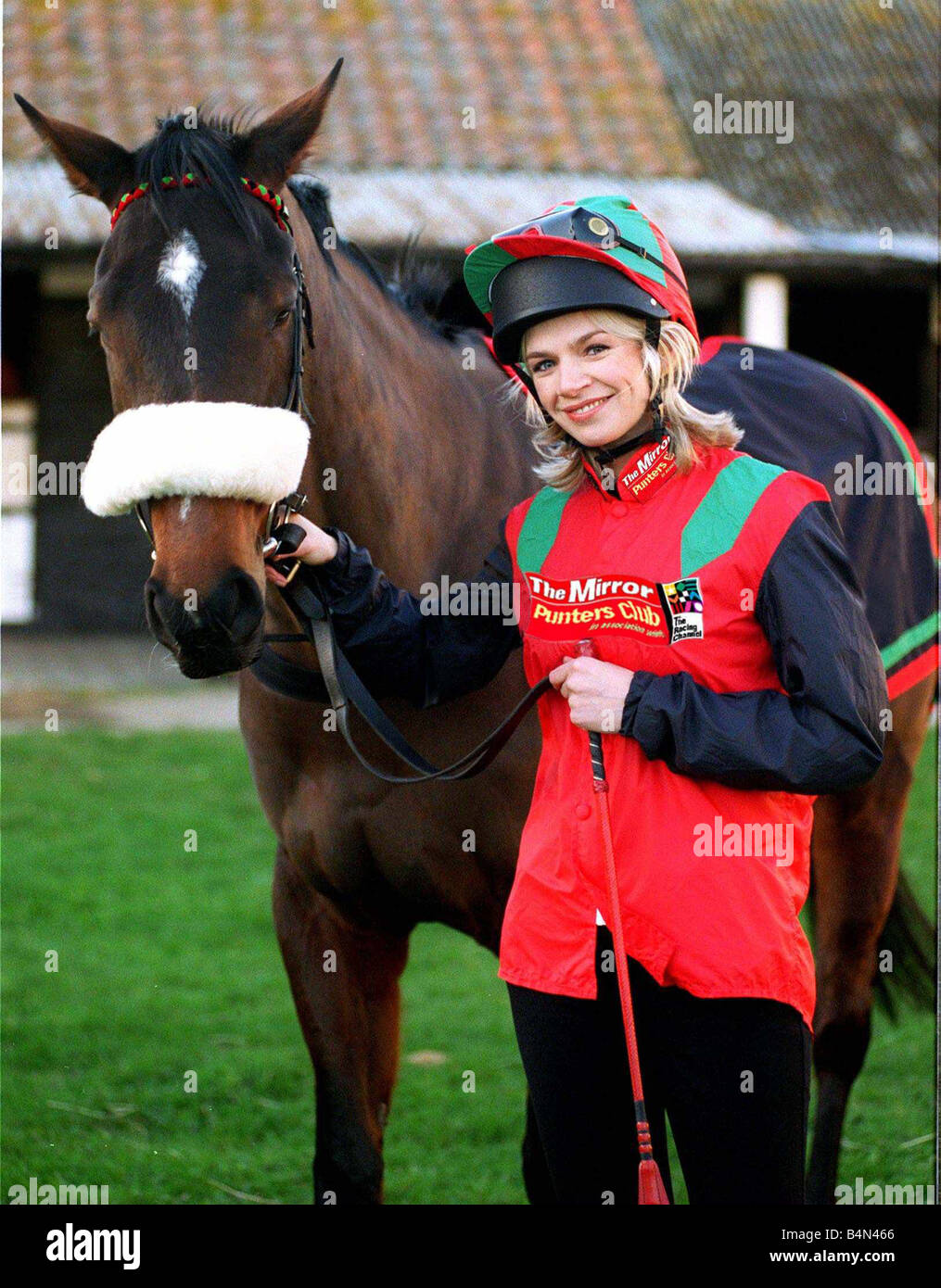 Présentatrice Tv Zoe Ball vêtus de couleurs course miroir avec Avro Anson le cheval le miroir est la sauvegarde dans le Grand National Avril 1997 Banque D'Images