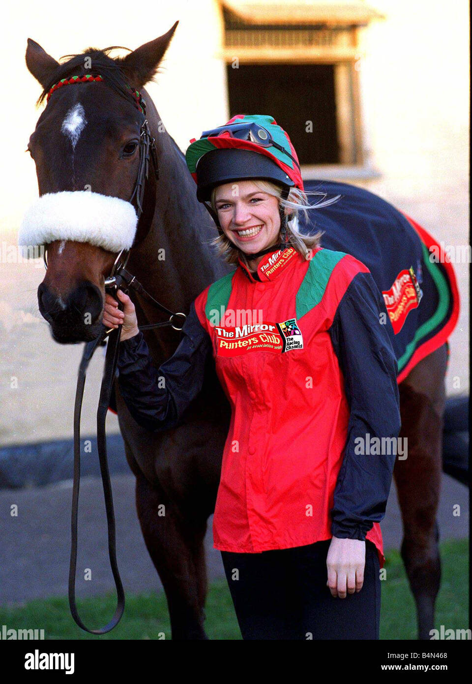 Présentatrice Tv Zoe Ball vêtus de couleurs course miroir avec Avro Anson le cheval le miroir est la sauvegarde dans le Grand National Avril 1997 Banque D'Images