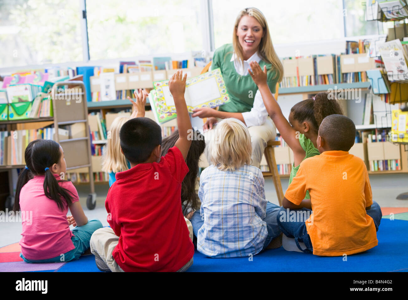 Les élèves en classe pour les enseignants bénévoles Banque D'Images