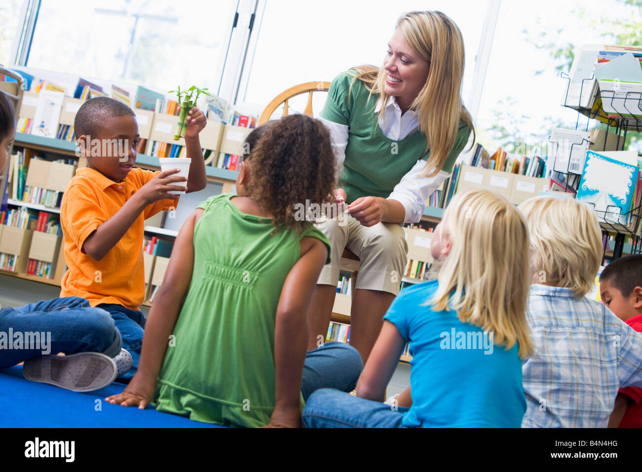 Enseignant en classe les élèves montrant des plantes de bambou Banque D'Images