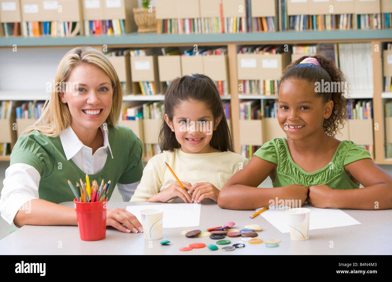 Deux élèves de la classe d'art avec l'enseignant Banque D'Images