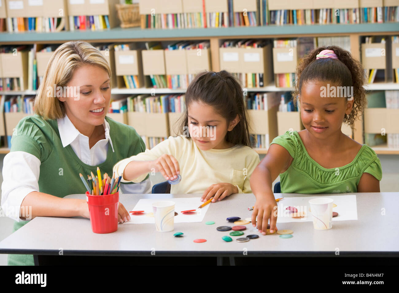 Deux élèves de la classe d'art avec l'enseignant Banque D'Images