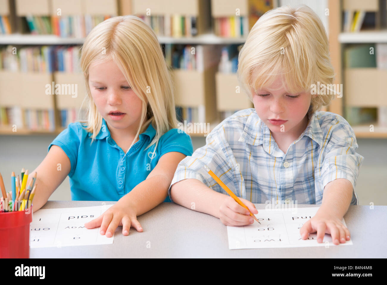Deux élèves de la classe des lettres de l'apprentissage Banque D'Images