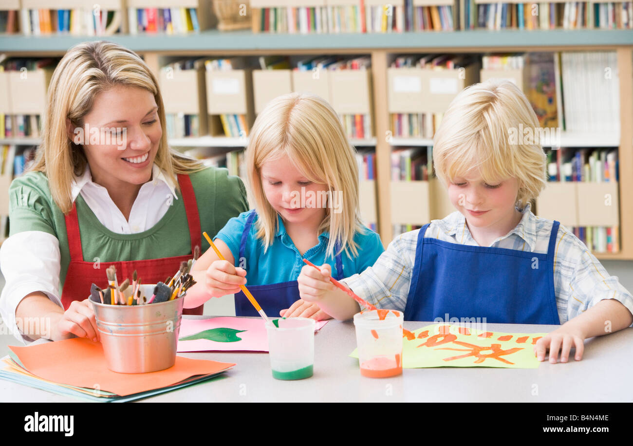 Deux élèves de la classe d'art avec l'enseignant Banque D'Images