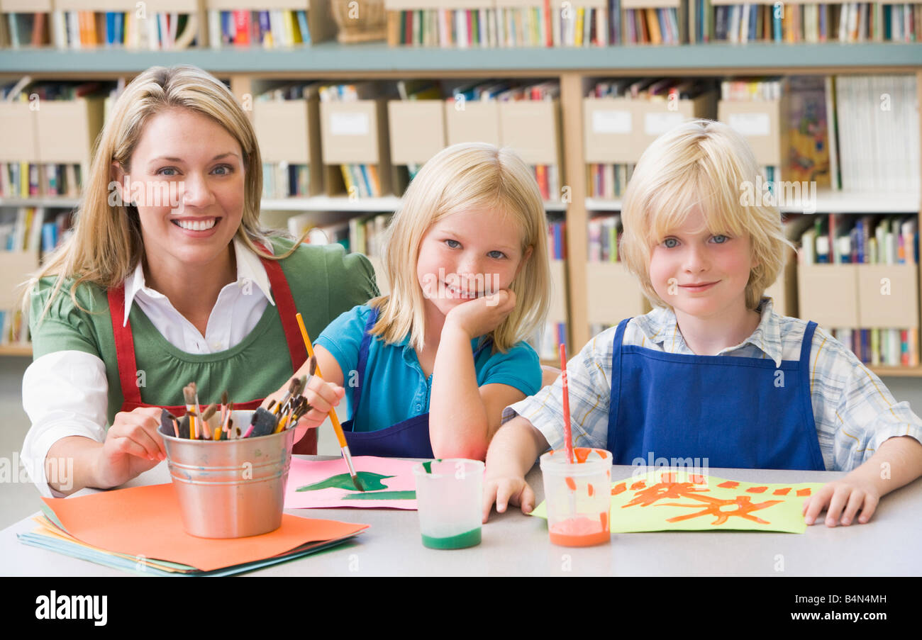 Deux élèves de la classe d'art avec l'enseignant Banque D'Images