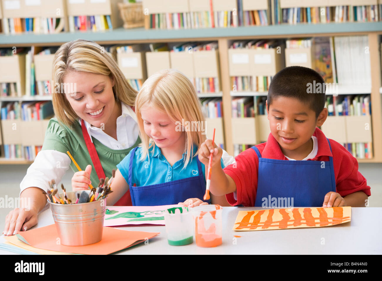 Deux élèves de la classe d'art avec l'enseignant Banque D'Images