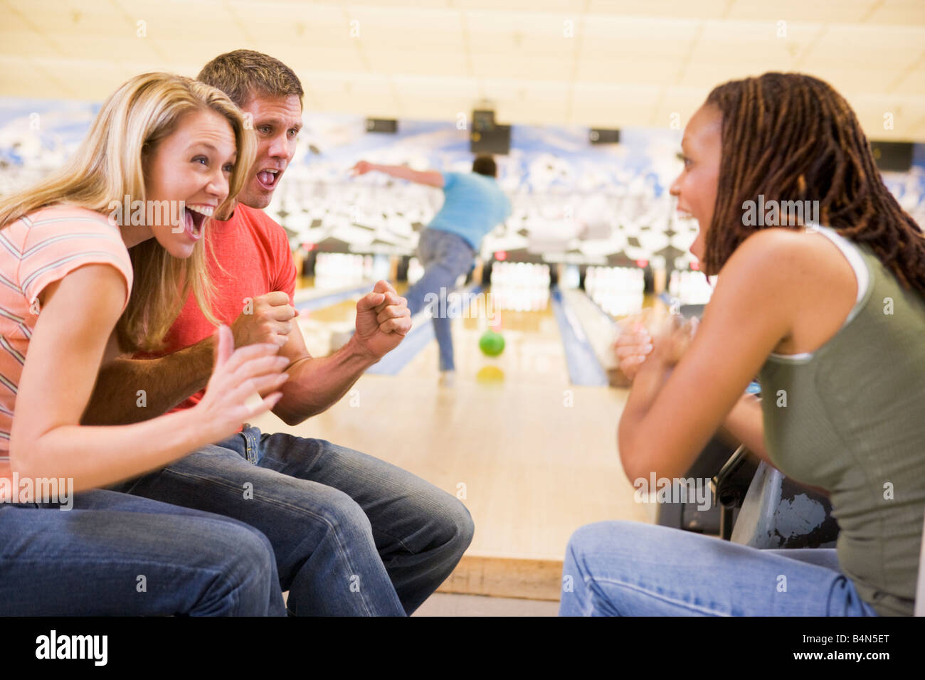 Bowling avec des amis de l'homme Banque D'Images