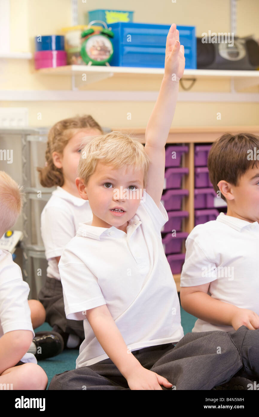 Student in class sitting on floor le bénévolat (selective focus) Banque D'Images