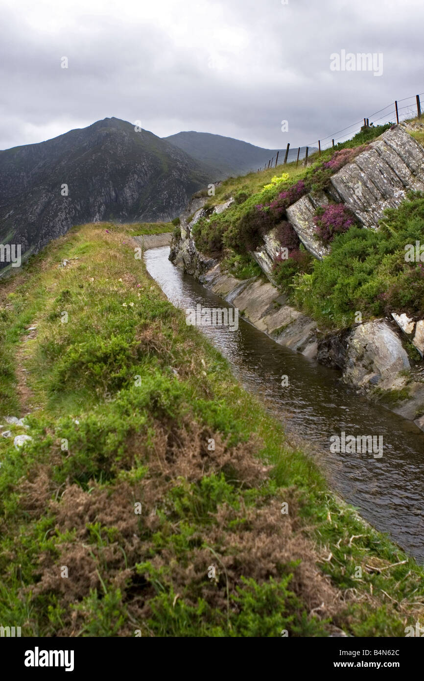 Rivière de Leat Ffynnon Llugwy SW de Llyn Cowlyd Cowlyd à de l'eau alimente une partie du réservoir d'eau hydro Dolgarrog Gestion de flux Banque D'Images