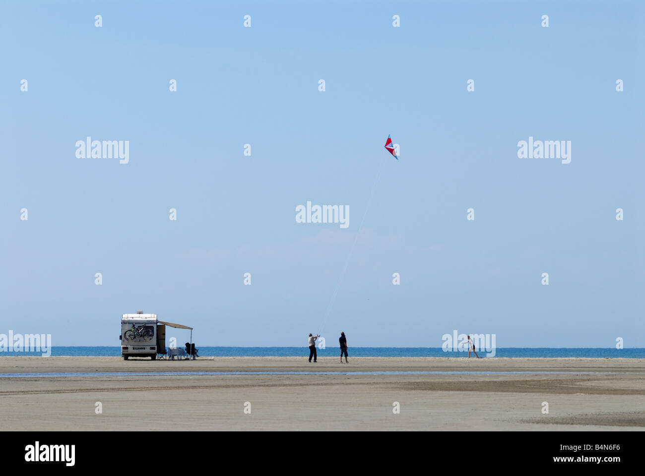 Les gens voler un cerf-volant près d'un camping-car Banque D'Images