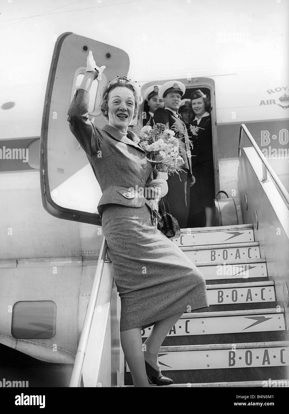 Marlene Dietrich à l'aéroport de London Juin 1954 L'actrice Banque D'Images