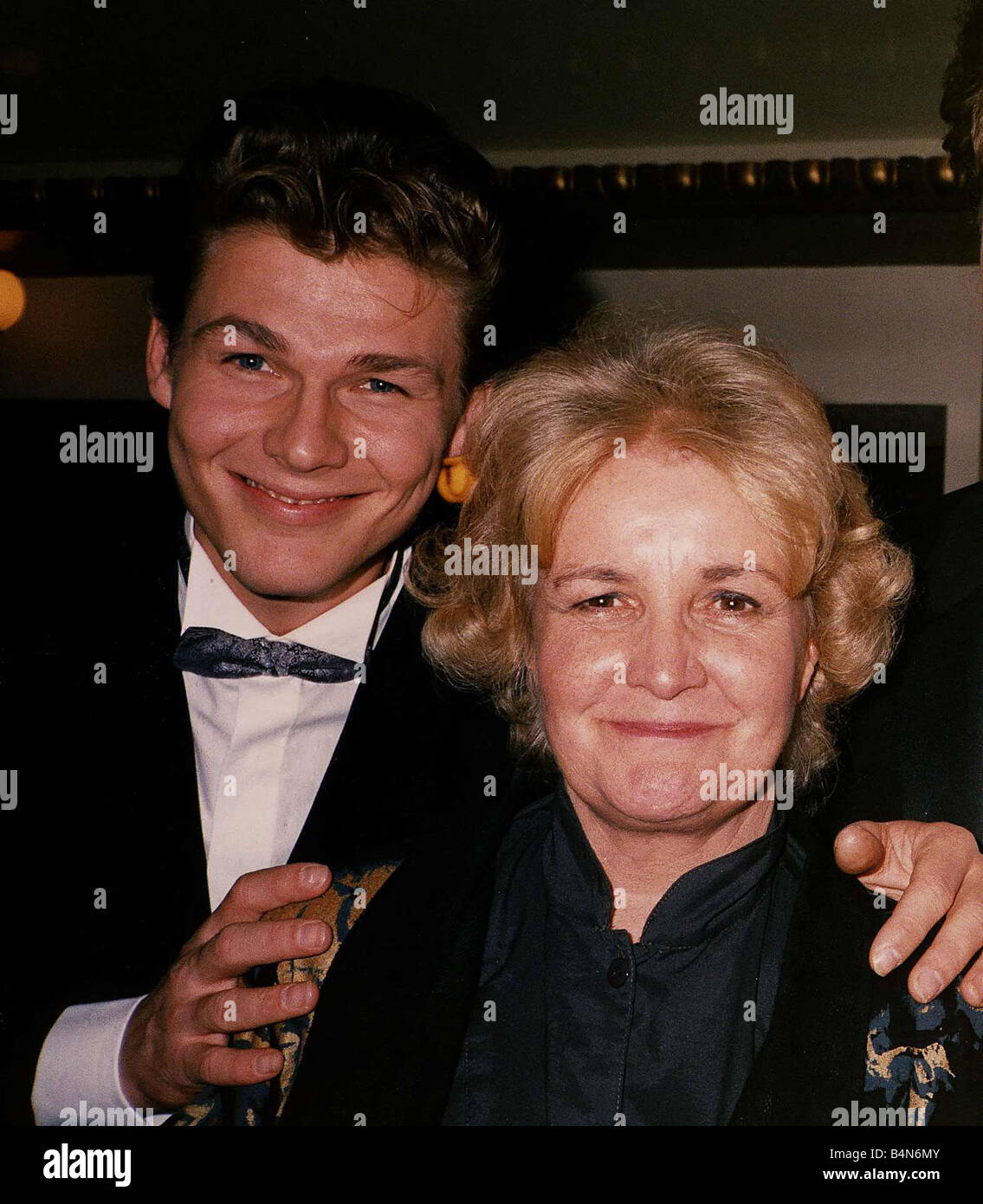 Morten Harket chanteur du groupe pop avec Jean Boht Aha actrice qui joue Ma Boswell dans plat