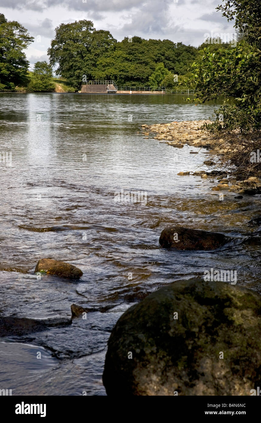 L'apport de fin de réservoir d'eau allant de petites infrastructures hydro electric power station à l'extrême nord du Pays de Galles Cynwydd point fin Banque D'Images