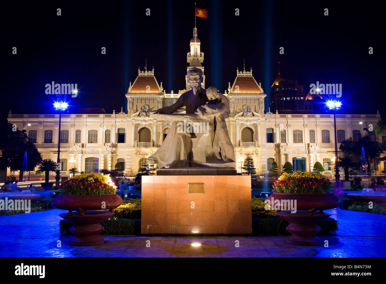 Vue de l'Oncle Ho statue avec l'Hôtel de ville en arrière-plan Banque D'Images