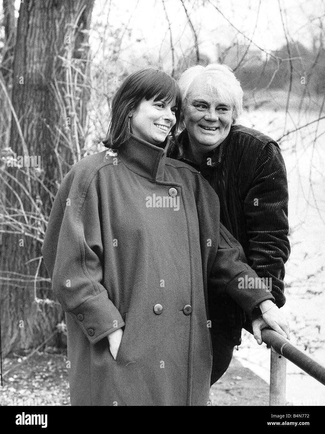 Acteur et scénariste Tony Booth avec petite amie Nancy Jaeger son ...
