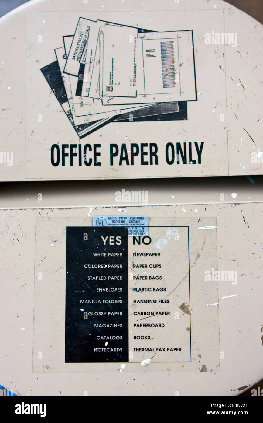 Le haut d'un document du bureau le recyclage peut Banque D'Images