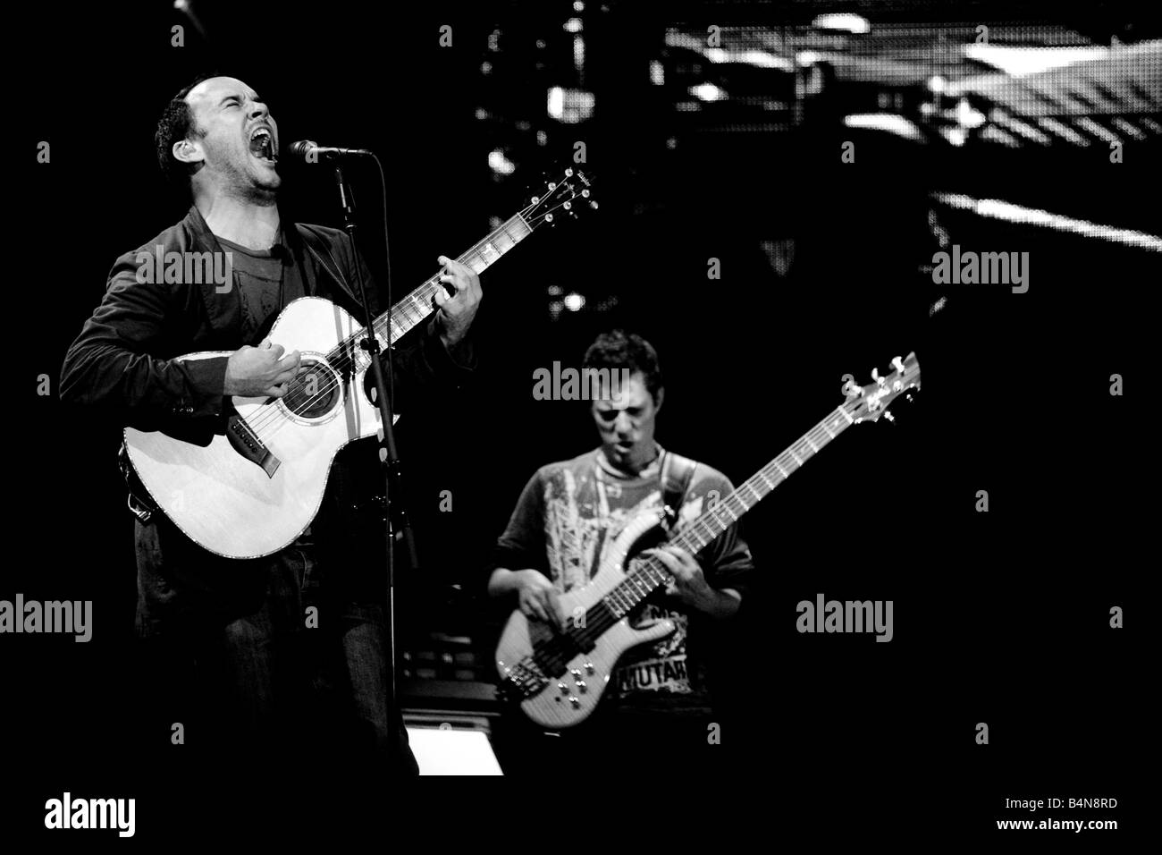 Dave Matthews et le bassiste Stefan Lessard Banque D'Images
