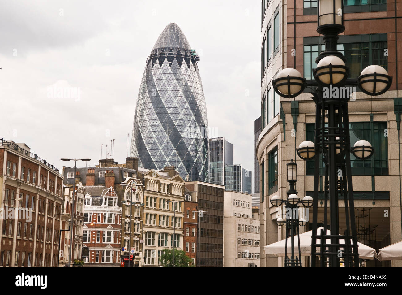 Bishopsgate salon à Londres Angleterre Royaume-uni le Gherkin, 30 St Mary Axe en arrière-plan Banque D'Images