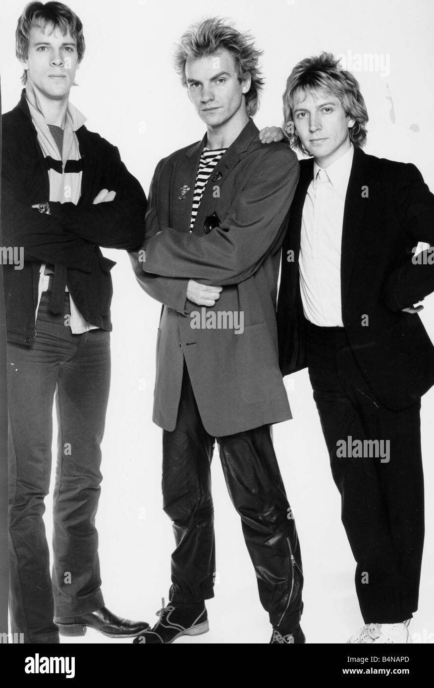 Groupe pop de la police Janvier 1980 représentée dans Daily Mirror studio Stuart Copland Sting Andy Summers Bras croisés Banque D'Images