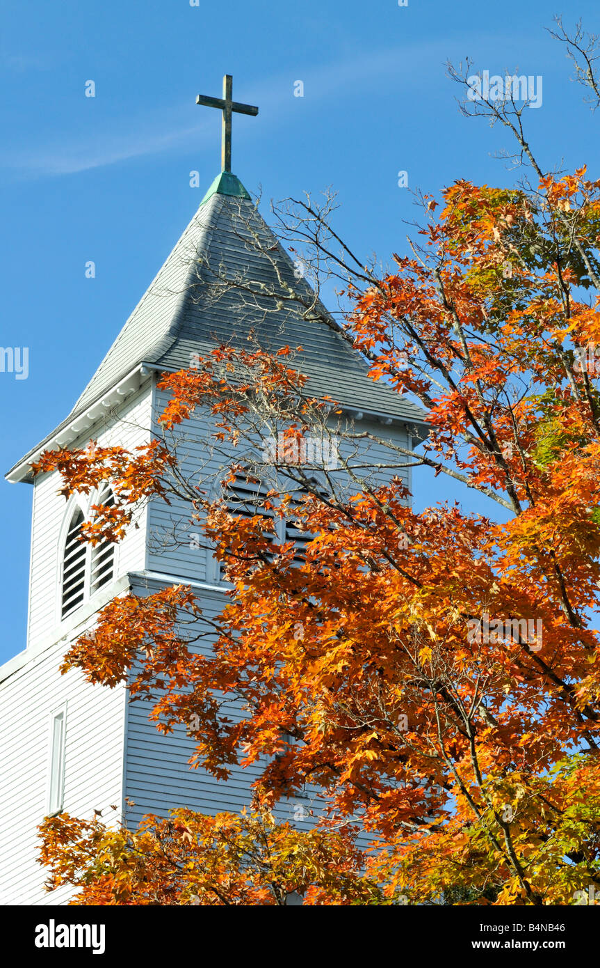 Close up of New England white clocher de l'église à l'automne avec des feuilles aux couleurs automnales Banque D'Images