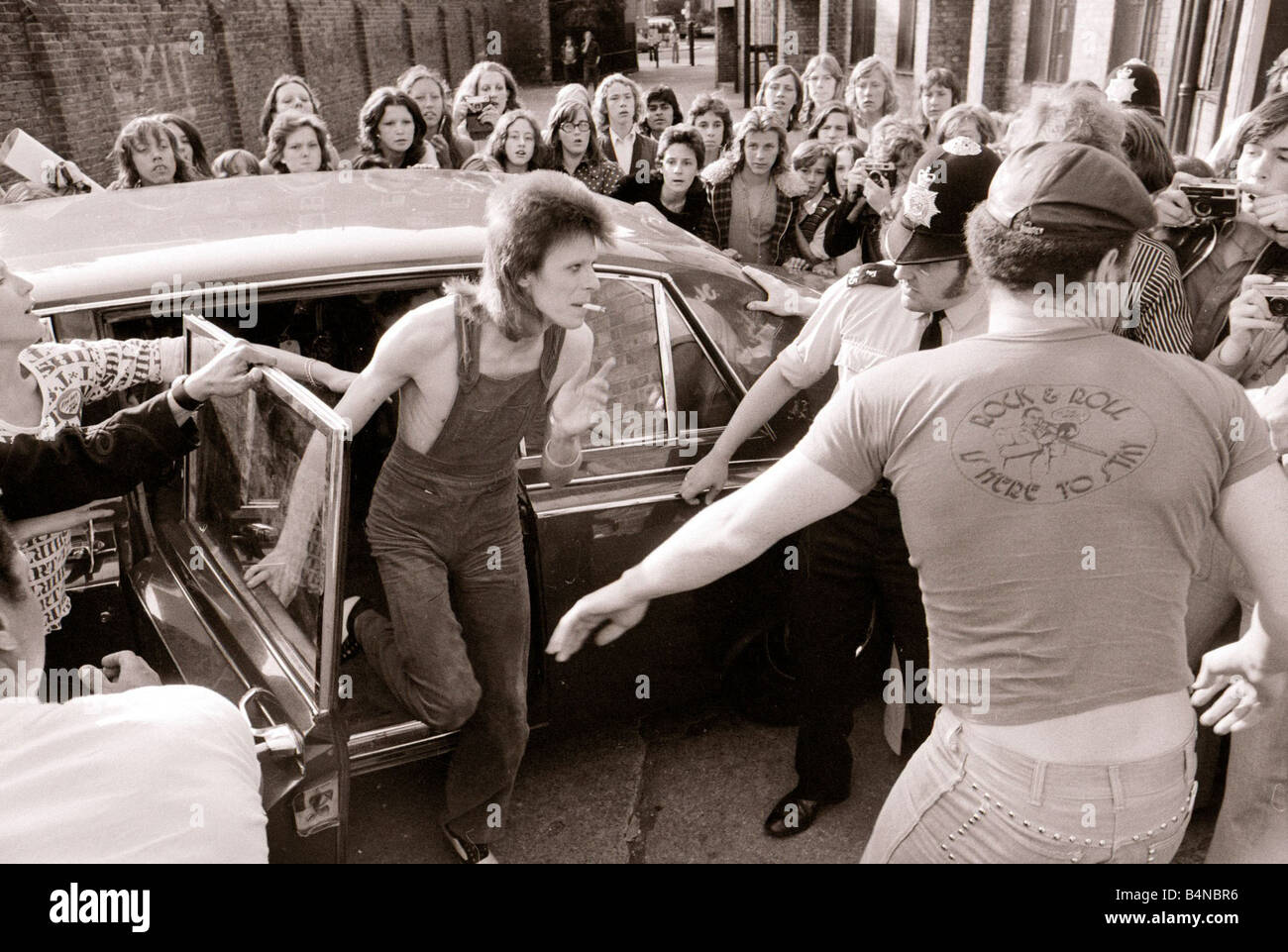 David Bowie Singer Juillet 1973 arrivant à l'Hammersmith Odeon retromusic légende locale Banque D'Images
