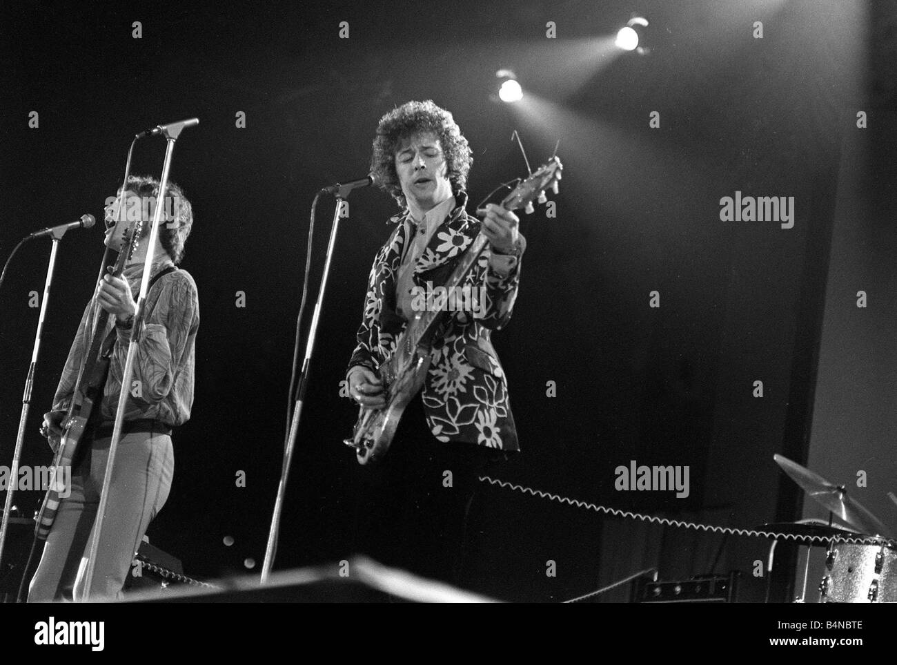 Groupe de rock progressiste Cream Avril 1967 Eric Clapton, Jack Bruce apparaissant sur scène à Wembley en assciation avec étoile Organisation avec Spastics légende locale retromusic Banque D'Images