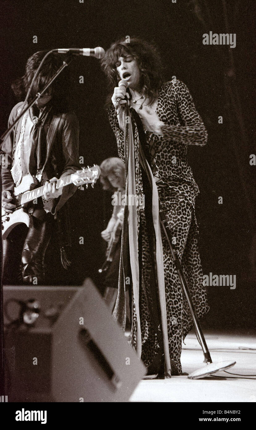 Aerosmith en concert au stade de Detroit Pontiac USA Mai 1976 Steve Tyler, chanteur du groupe sur scène à l'affiche à 77 000 fans Banque D'Images Aerosmith en concert au stade de Detroit Pontiac USA Mai 1976 Steve Tyler, chanteur du groupe sur scène à l'affiche à 77 000 fans Banque D'Images