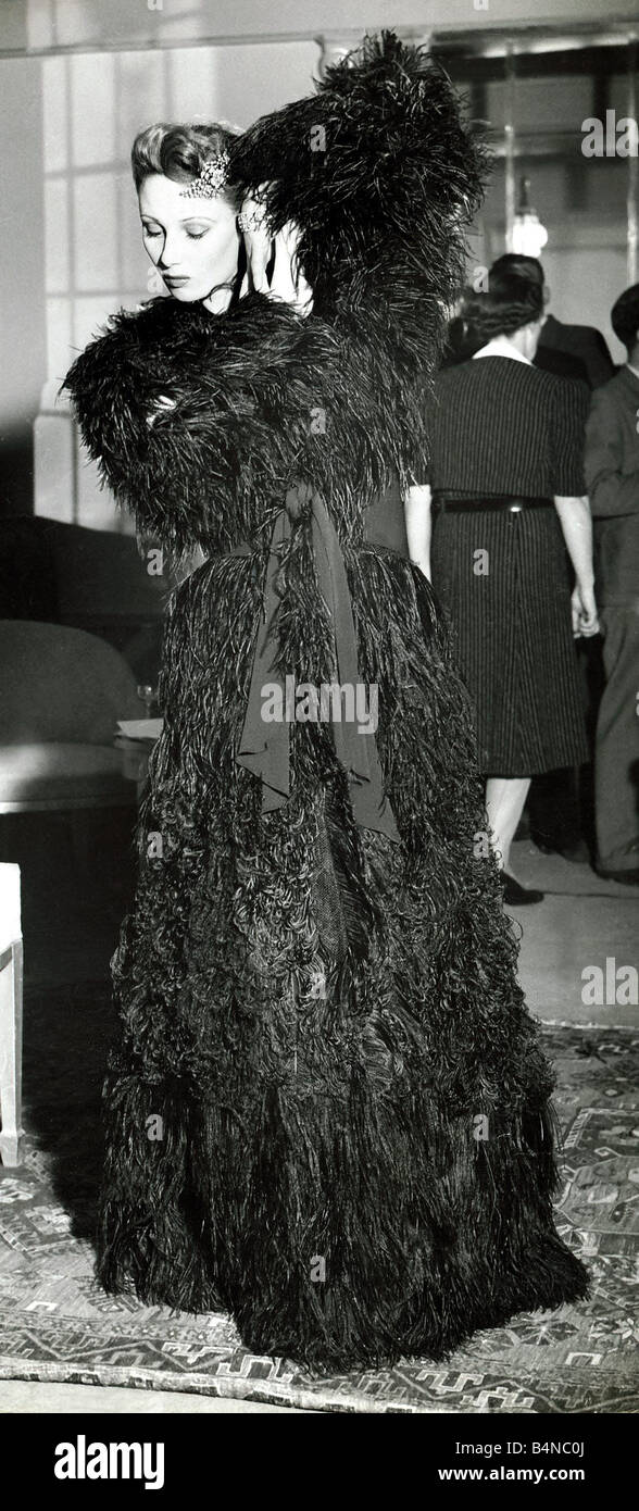 Plumes d'autruche noir manteau de soirée Juillet 1939 magnifique et pleine  longueur Lydia Moss Photo Stock - Alamy