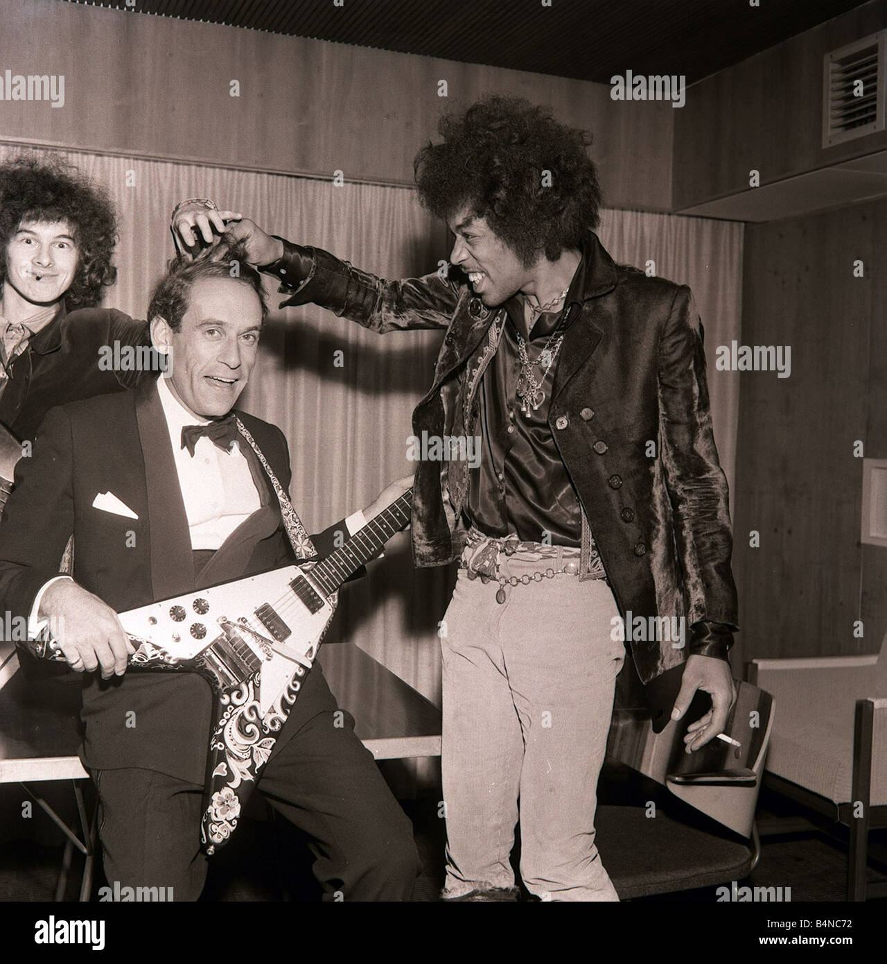 Jeremy Thorpe avec Jimi Hendrix après concert du Jimi Hendrix Experience au  Royal Festival Hall guitare bijoux tuxcedo Photo Stock - Alamy