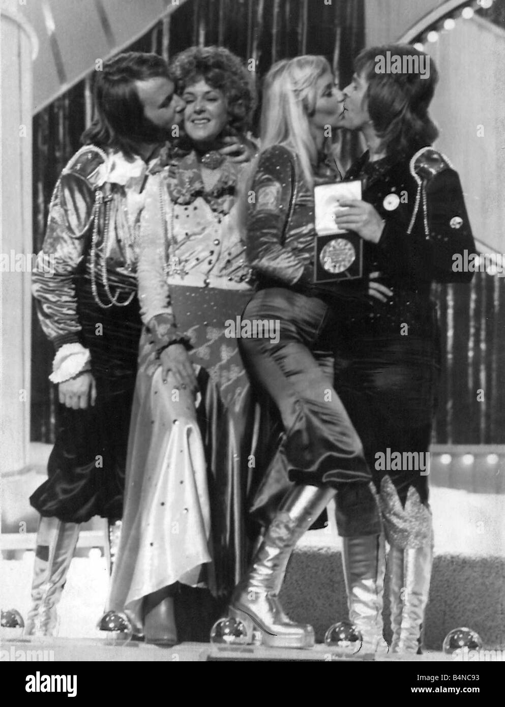 Abba remporte le Concours Eurovision de la Chanson 1974 1974 à Brighton pour la Suède avec la chanson Waterloo a lancé le groupe à l'instant super star de devenir l'un des plus grands actes des années 70 et facilement le plus grand succès commercial avec les suivis comme Dancing Queen Merci pour la musique prendre une chance sur moi would you etc Banque D'Images