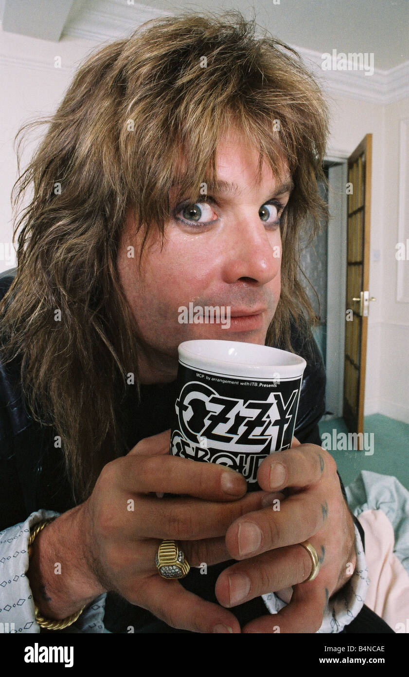 Chanteur de Black Sabbath Ozzy Osbourne prenant un verre forme son mug  personnalisé à son domicile en 1988 Photo Stock - Alamy