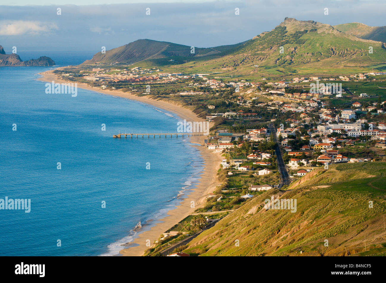 Vue sur plage sur l'île voisine de Porto Santo à Madère Banque D'Images