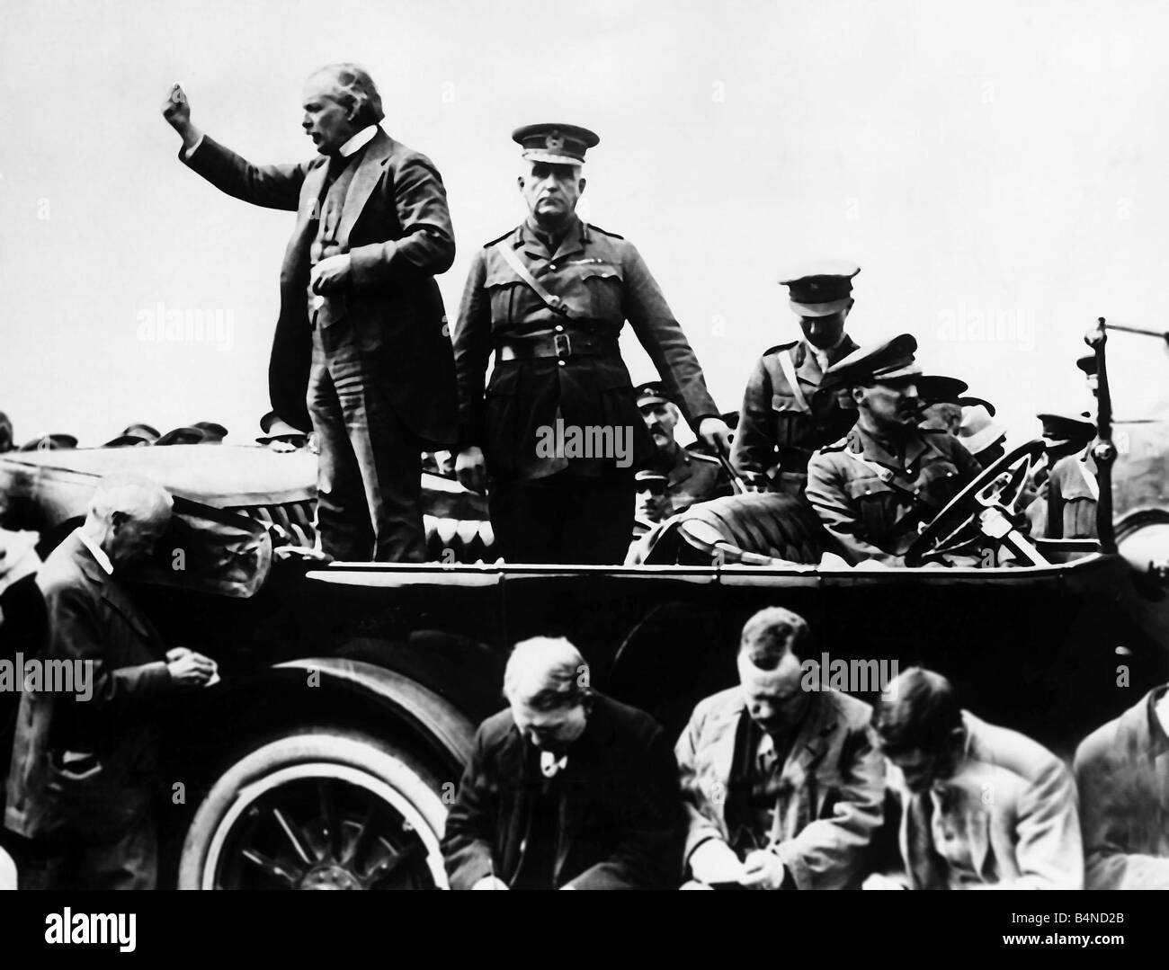 David Lloyd George, premier ministre britannique pendant la Seconde Guerre mondiale, les troupes d'adressage l'un vers 1917 Banque D'Images