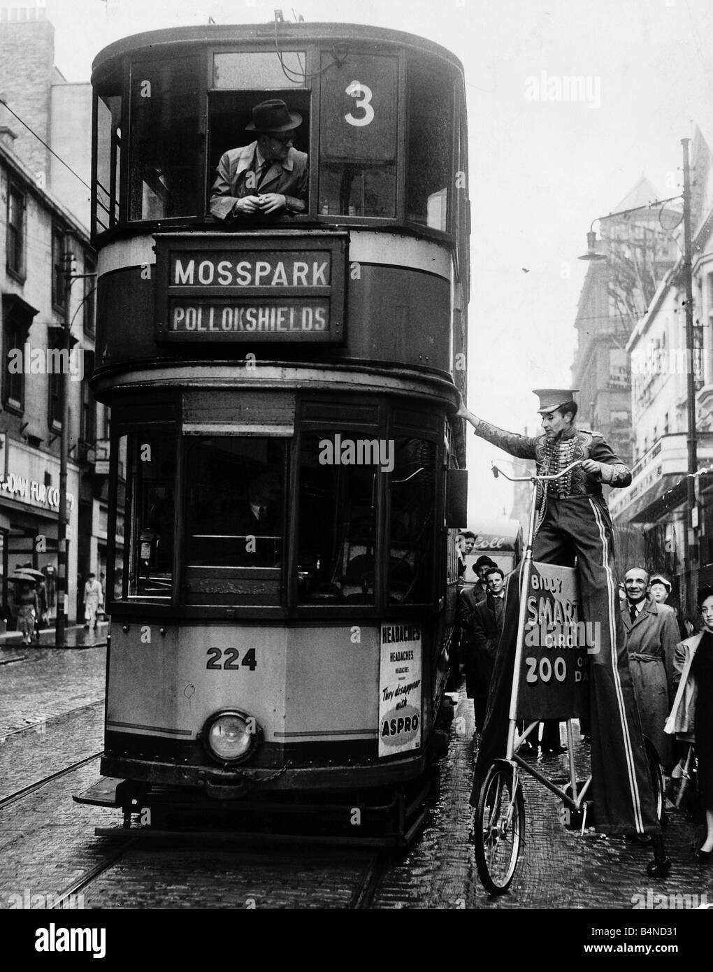 Glasgow 1954 Mosspark tram tour cycliste de Pollokshields appuyé contre l'homme du côté de la publicité sur pilotis circus Banque D'Images