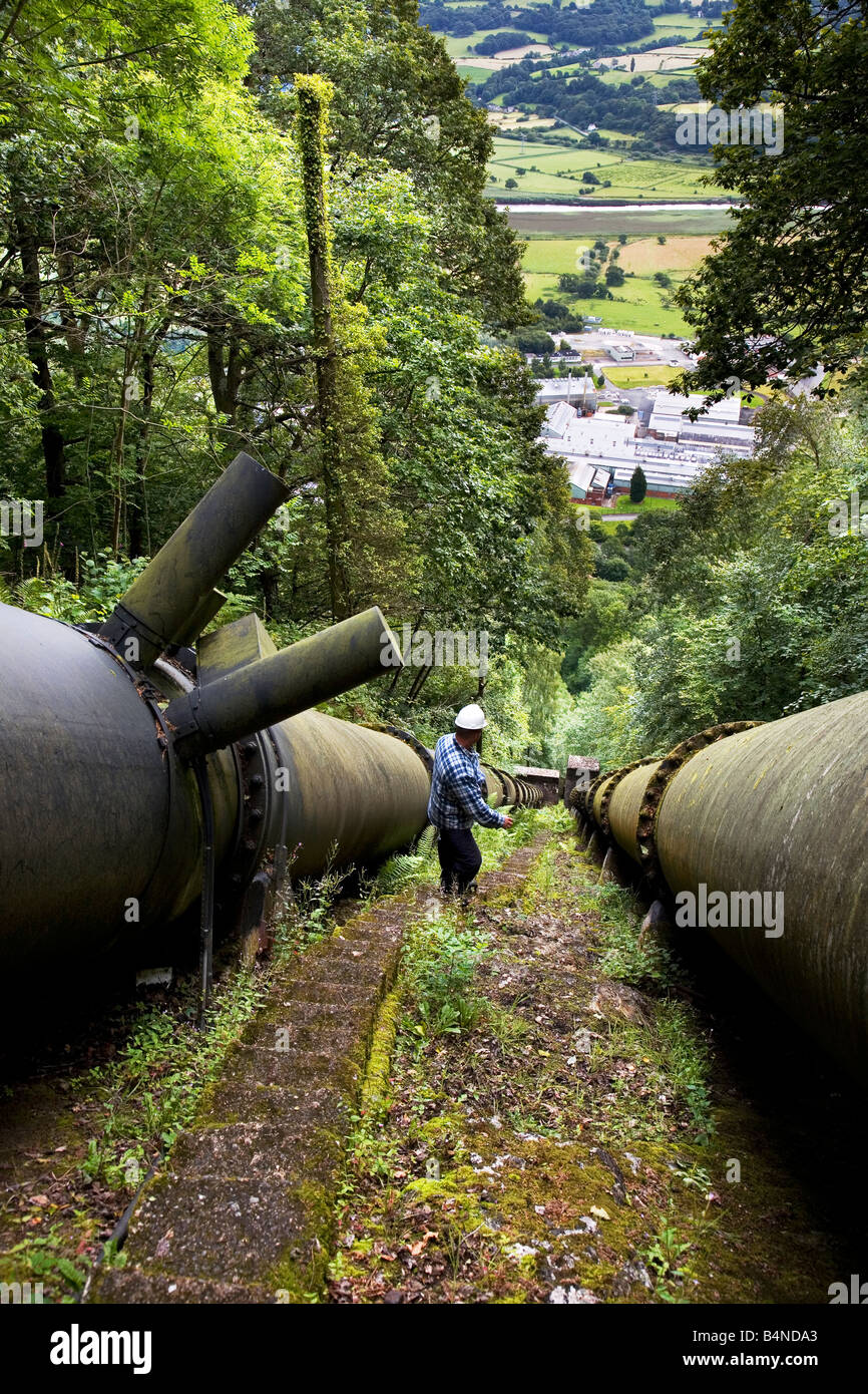 Pipelines d'exécution de l'eau dans les gorges escarpées à Dolgarrog hydro electric power station à proximité du nord du Pays de Galles Conwy Banque D'Images