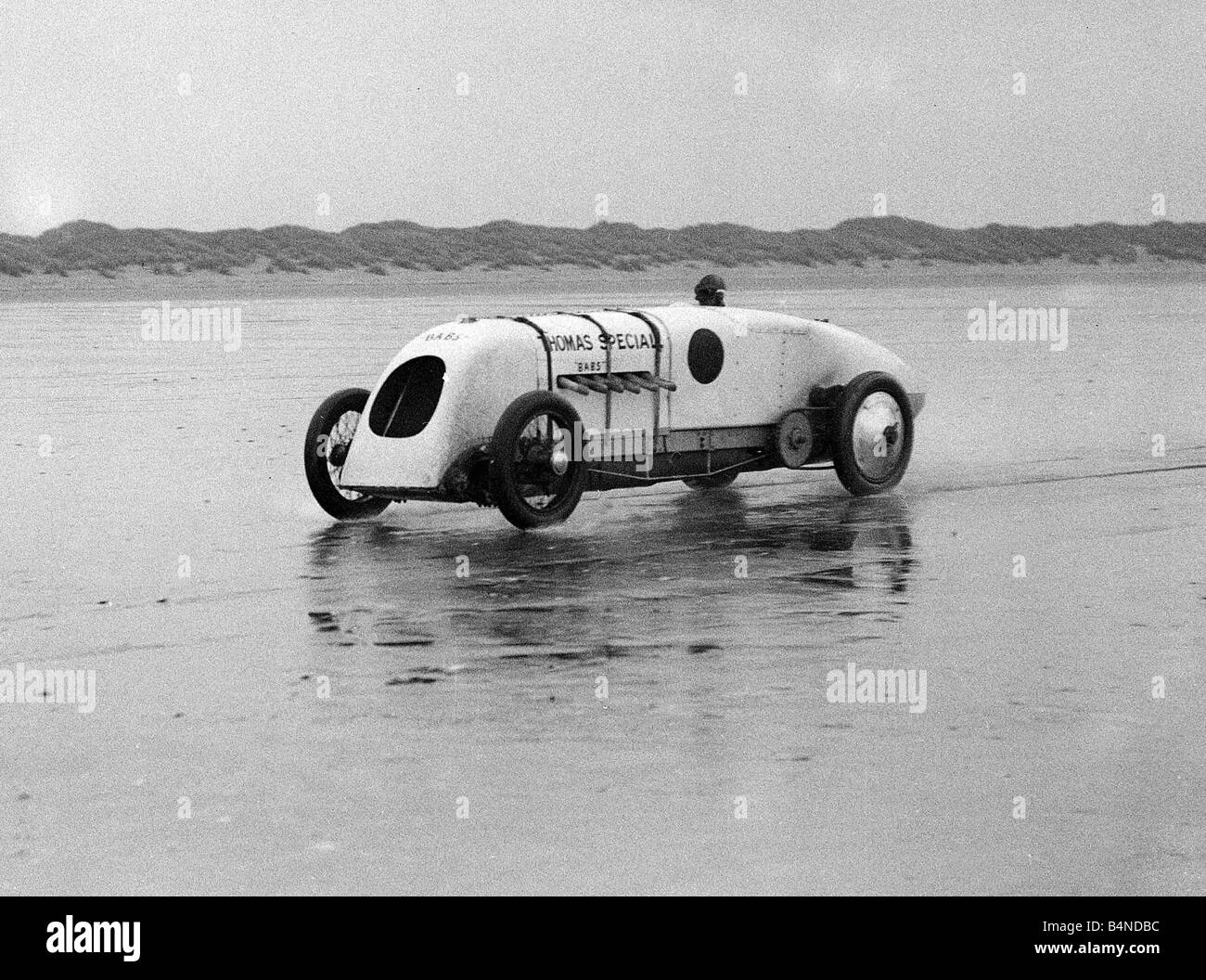 Monsieur J G P Thomas dans son Thomas Special 400h p voiture sur Pendine Sands, dans le sud du Pays de Galles tentative de record du monde de vitesse au sol vers 1920 Banque D'Images