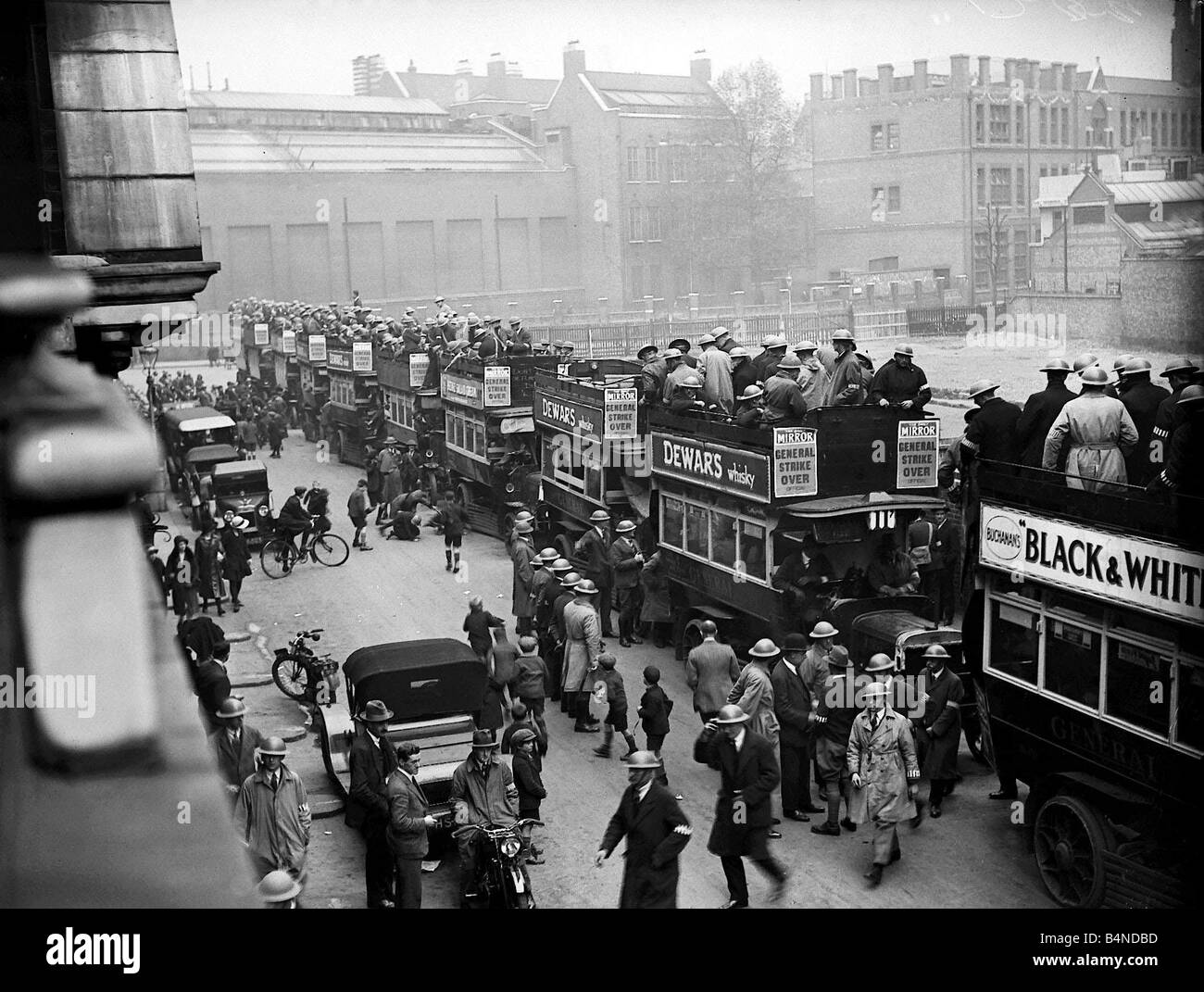 Scène de la grève générale de juin 1926 la charge du Bus des gendarmes spéciaux prêt à partir pour les rues de Londres Banque D'Images