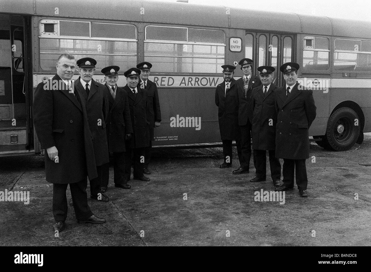 Flèche rouge les conducteurs de bus Les bus et le personnel en uniforme Juin 1979 conducteurs de bus et le personnel en uniforme Banque D'Images