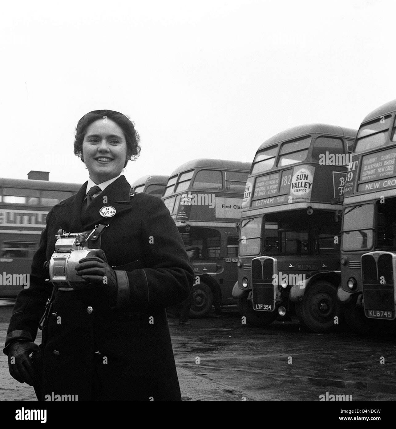 Femme conducteur de bus par des bus à impériale rouge 1960 Banque D'Images