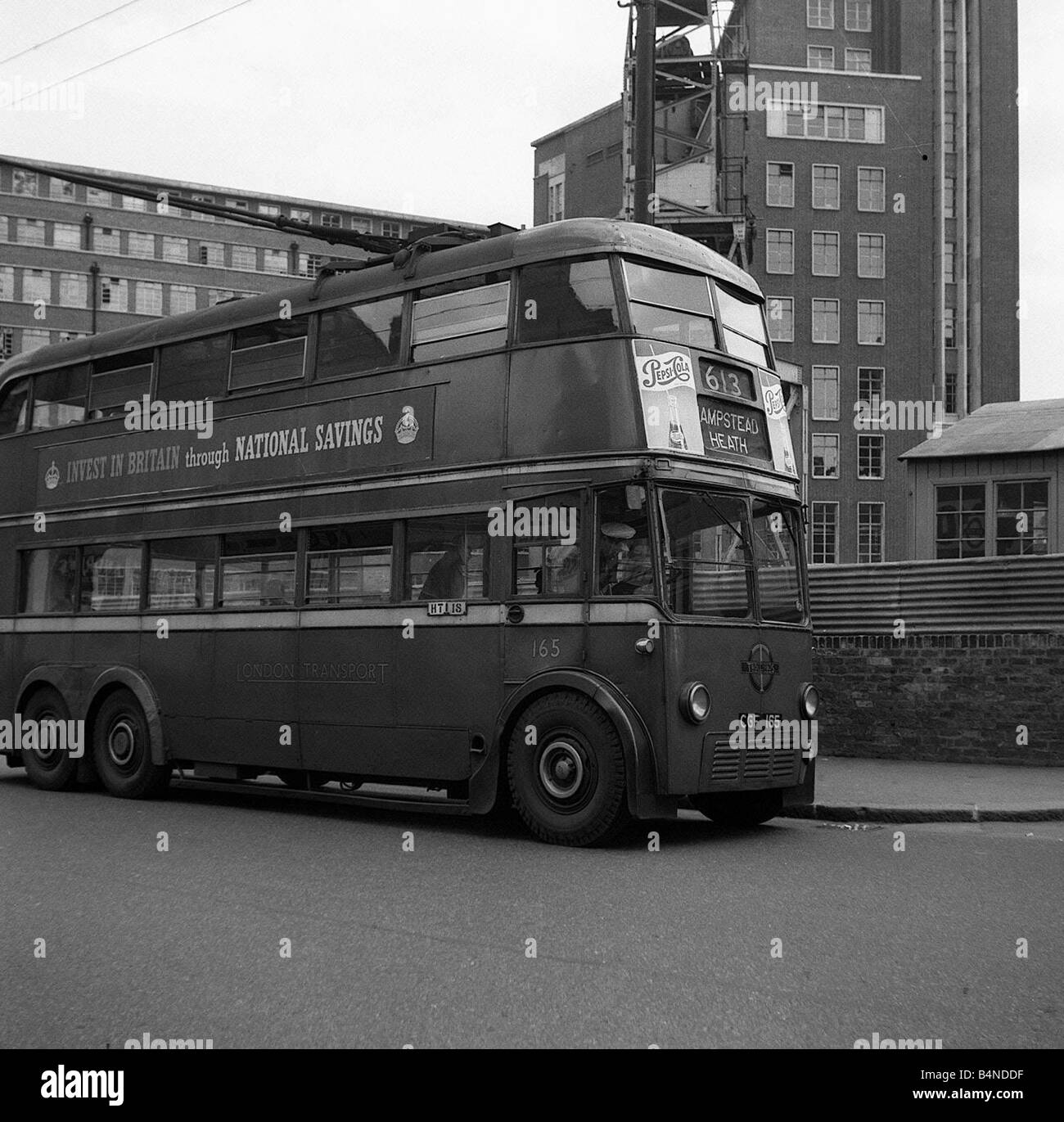 Bus à impériale rouge vers 1955 Banque D'Images