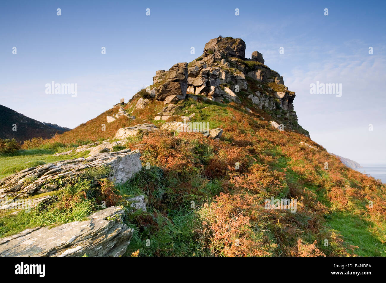 Vallée des roches et de la ligne de côte à Lynton North Devon avec Castle Rock en avant-plan Banque D'Images